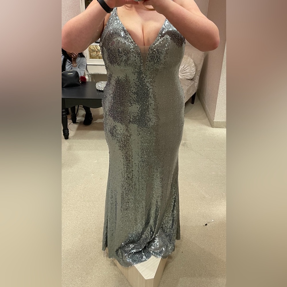 Gently used prom dress, worn once. American Commodore.